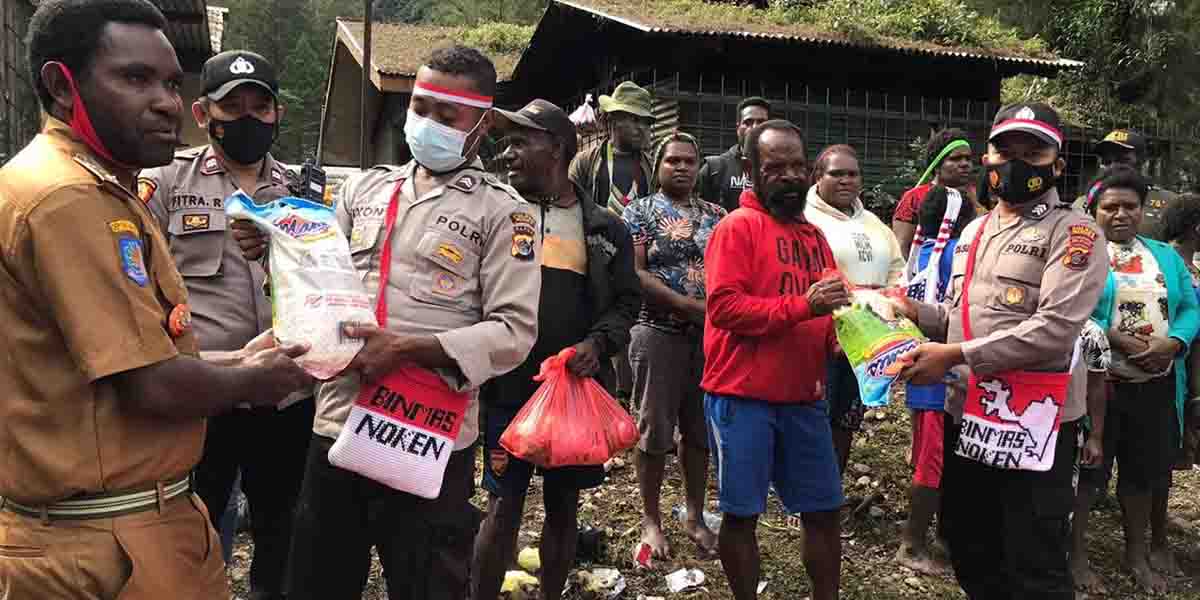 polisi-bantu-sembako-warga-tiga-kampung-di-tembagapura